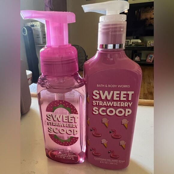 Bath & Body Works Hand Wash Bundle Sweet Strawberry Scoop - Picture 1 of 4